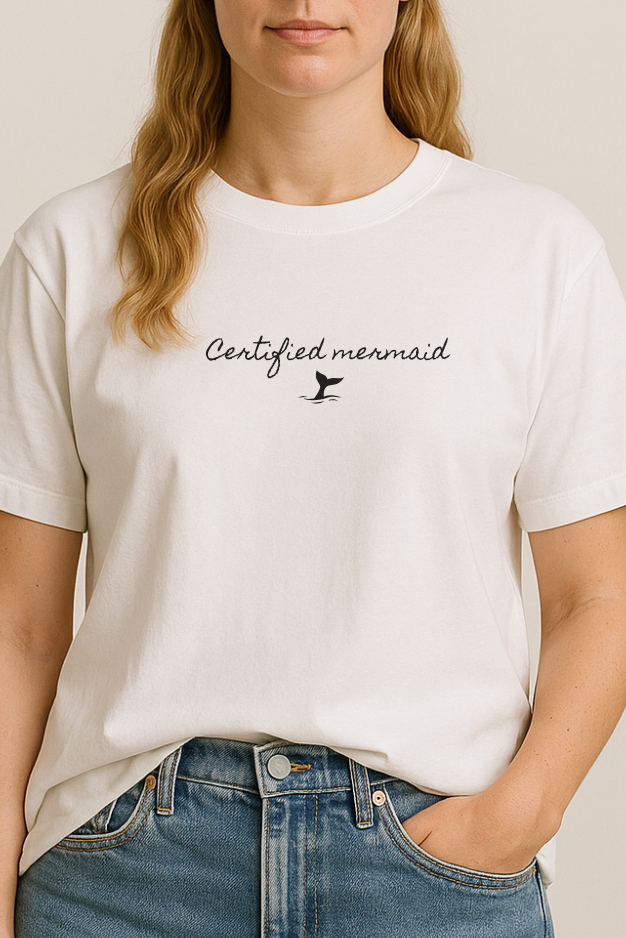 Dame med hvit unisex isbading t-skjorte fra doudare med påskrift Certified Mermaid