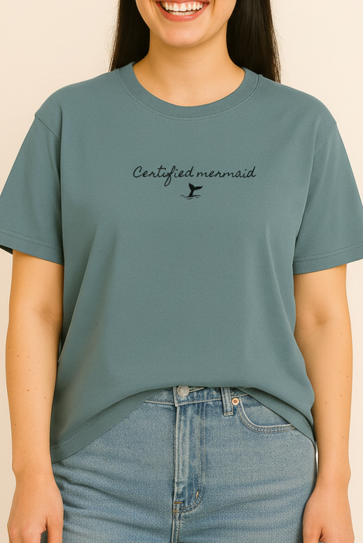 Dame med sjøgrønn unisex isbading t-skjorte fra doudare med påskrift Certified Mermaid