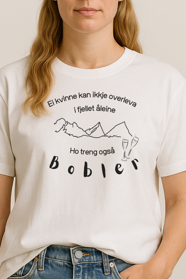 Ei dame med hvit t-skjorte med prosecco design med trykk av bobler og fjell. Ei lkvinne kan ikkje overleva i fjellet åleine, ho treng også bobler