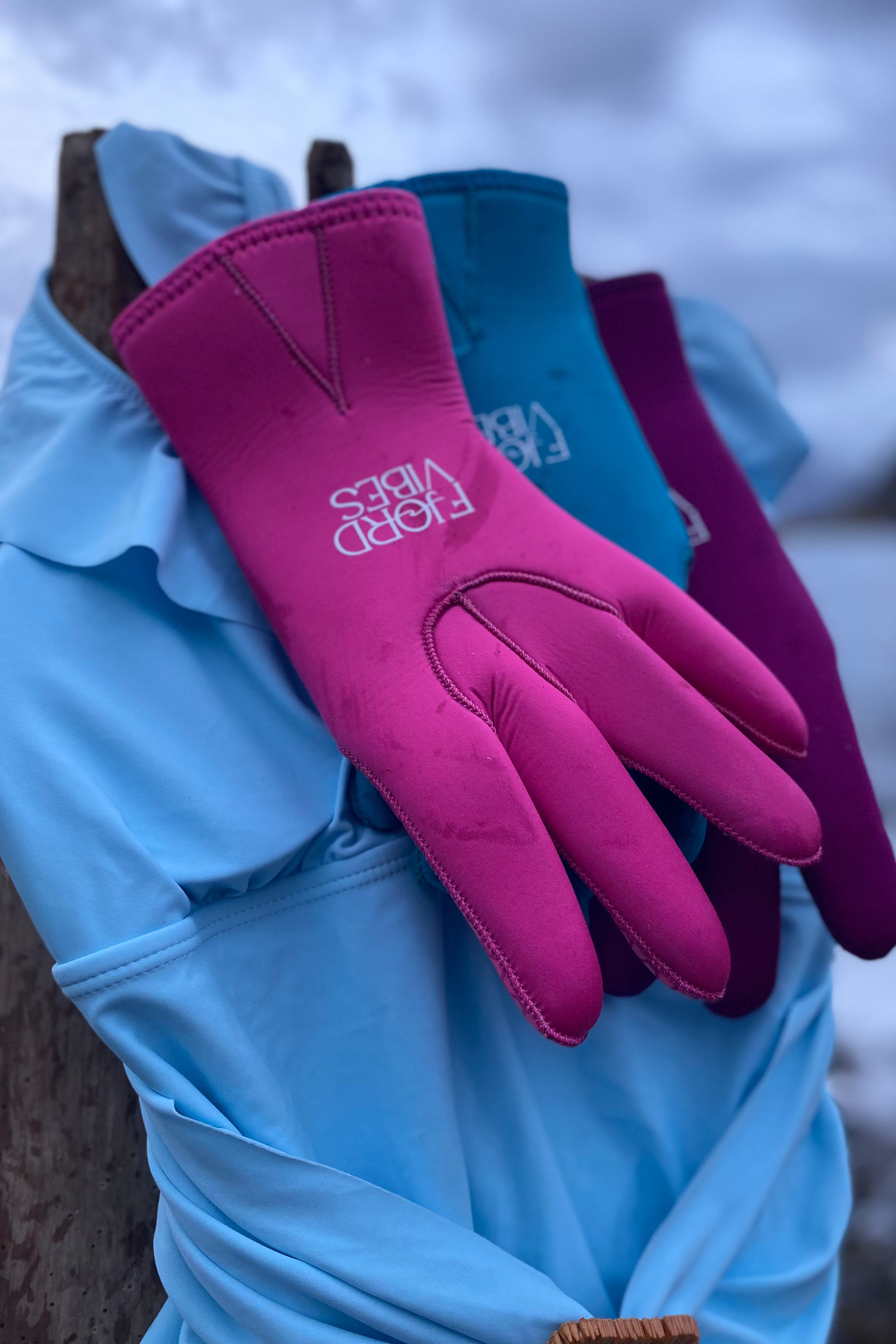 Neopren fra FjordVibes i skarpe farger matcher Sonja Badedrakt