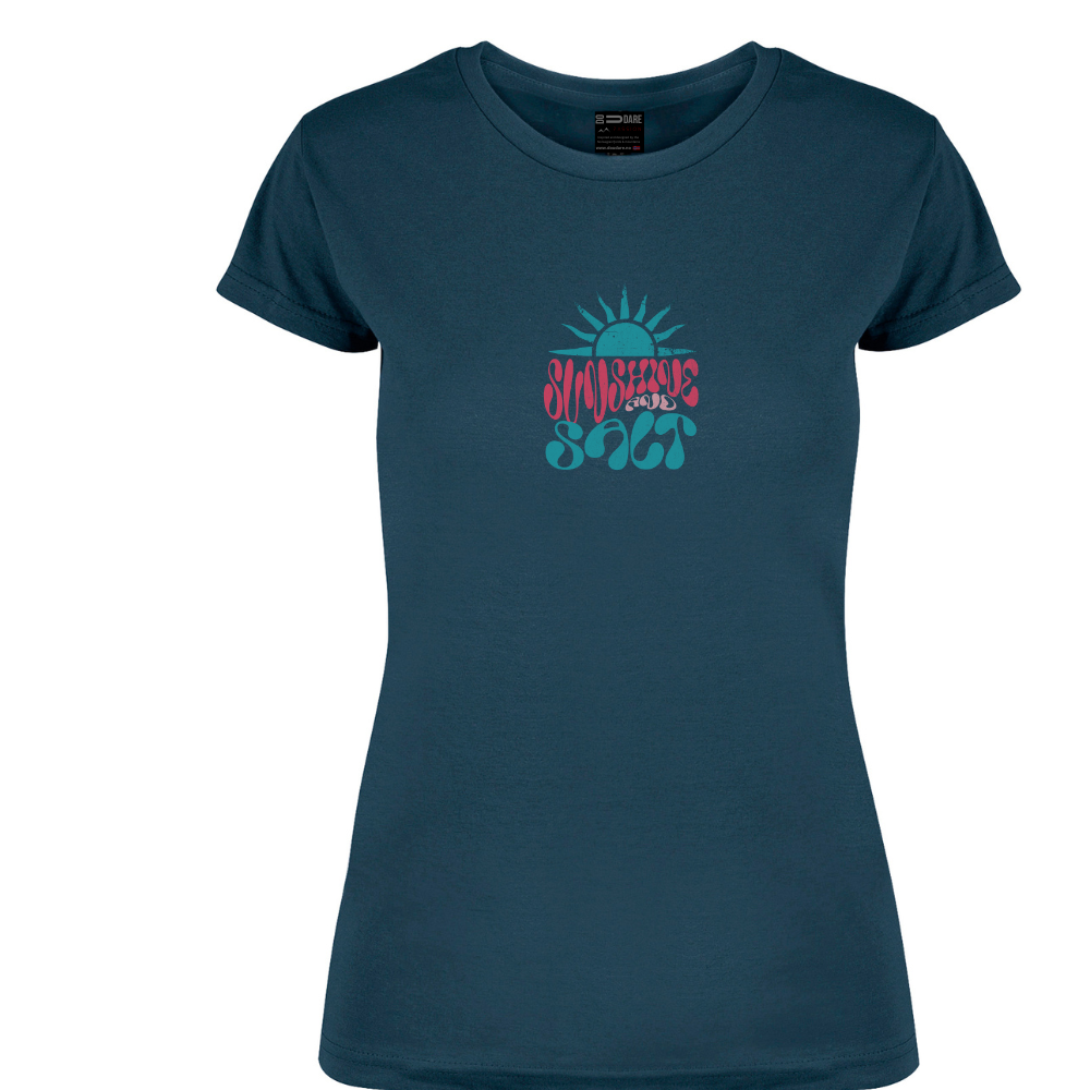 Sunshine and Salt T-skjorte med trykk i retrostil.
Petroleumblå dame
T-skjorte