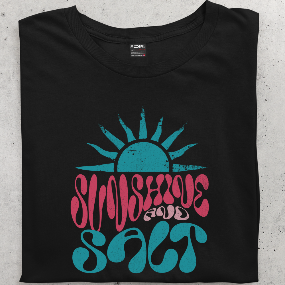 Sunshine and Salt T-skjorte med trykk i retrostil.
Svart dame
T-skjorte