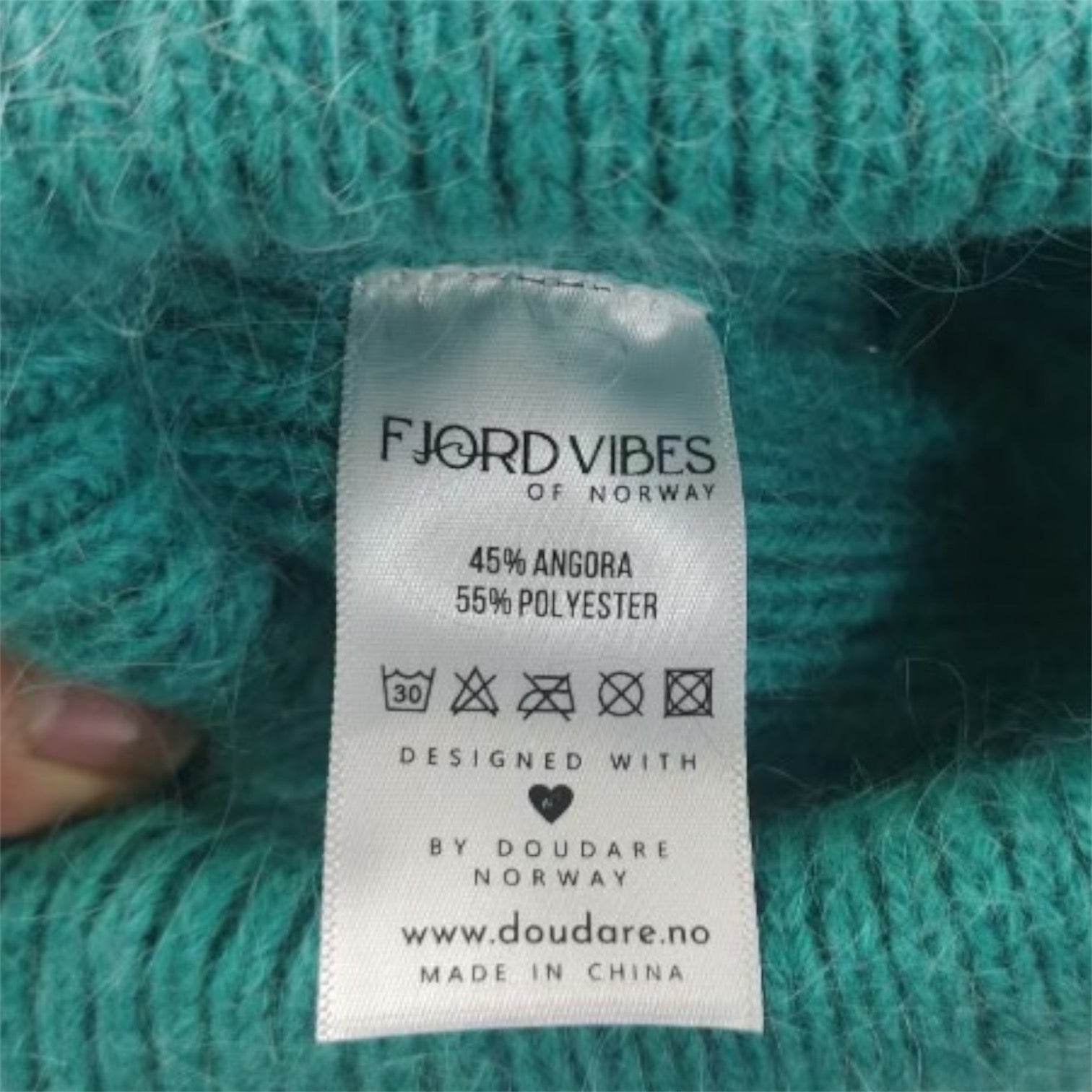 Lue til isbading i angora-ull med logo sydd inn i luen