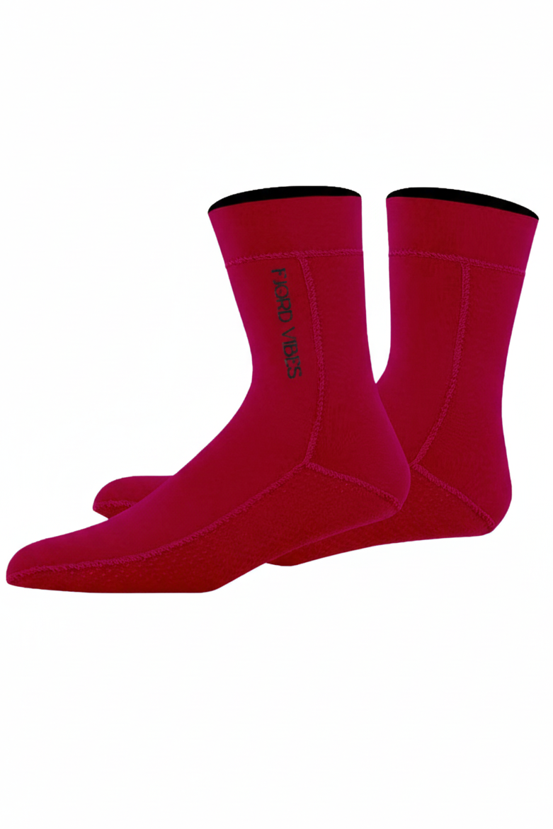 Røde neopren sokker laget for helårsbadere og isbadere, desse neopren sokkene isolerer godt ved kalde bad Fjord vibes of norway