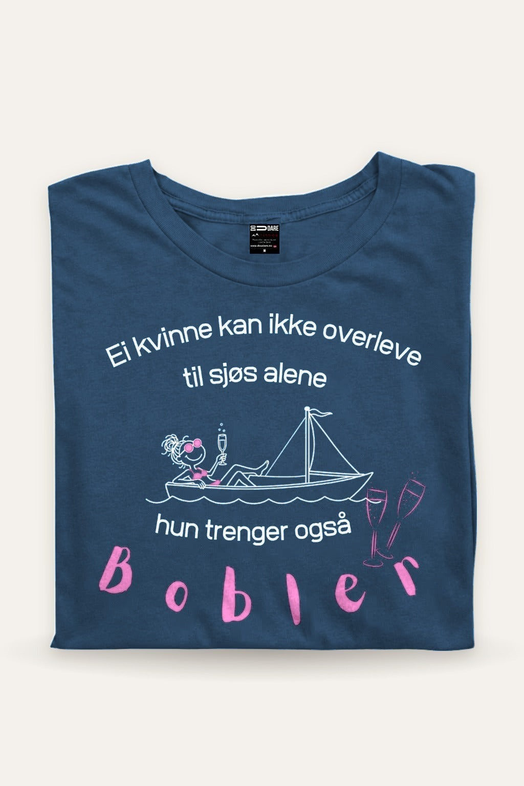 Brettet prosecco t-skjorte i Petrol Blue med hvit tekst og rosa Bobler, båtmotiv: Ei kvinne kan ikke overleve til sjøs alene, hun trenger også bobler – Fjord Vibes