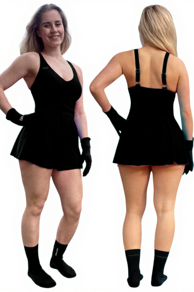 dame som har på svart badekjole og svart neopren sokker og hansker. Det viser et bilde både forfra og bakfra