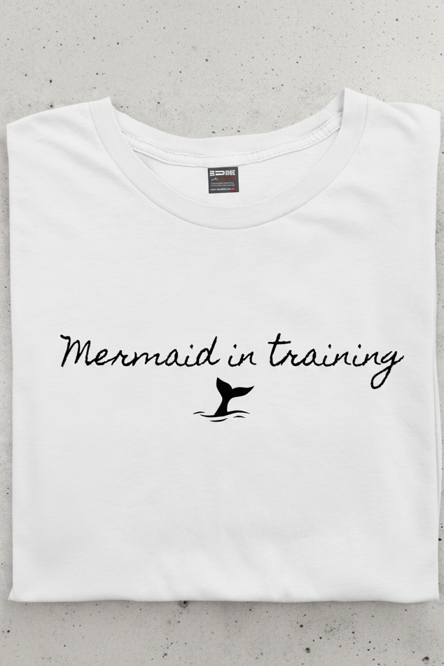 hvit sammenlagt unisex isbading  t-skjorte  med påskrift Mermaid in training fra Doudare
