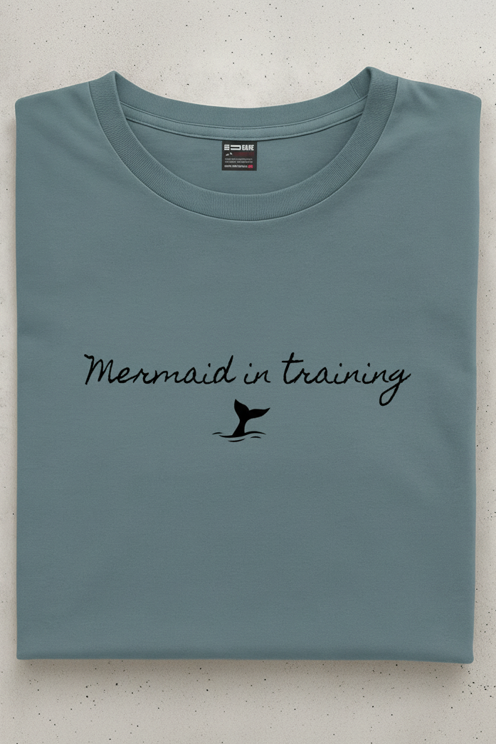 Sjøgrønn sammenlagt unisex isbading  t-skjorte  med påskrift Mermaid in training fra Doudare