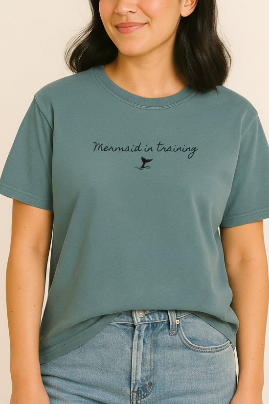 Dame med sjøgrønn unisex isbading t-skjorte fra doudare med påskrift Mermaid in training