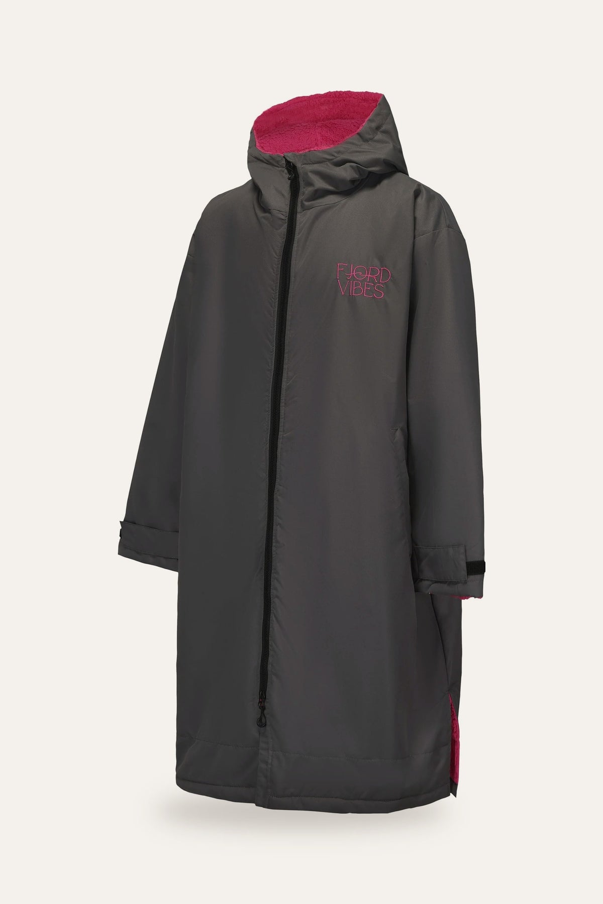 Grå badekåpe til isbading og helårsbading fra Fjord Vibes med rosa fleece i hetten og brodert logo – sett forfra