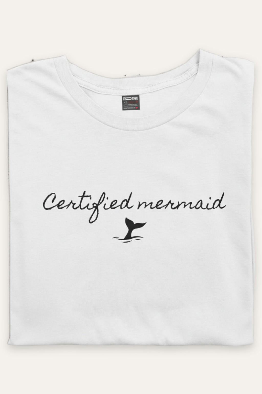 Sammenbrettet Certified Mermaid t-skjorte unisex i hvit – viser trykket – Fjord Vibes