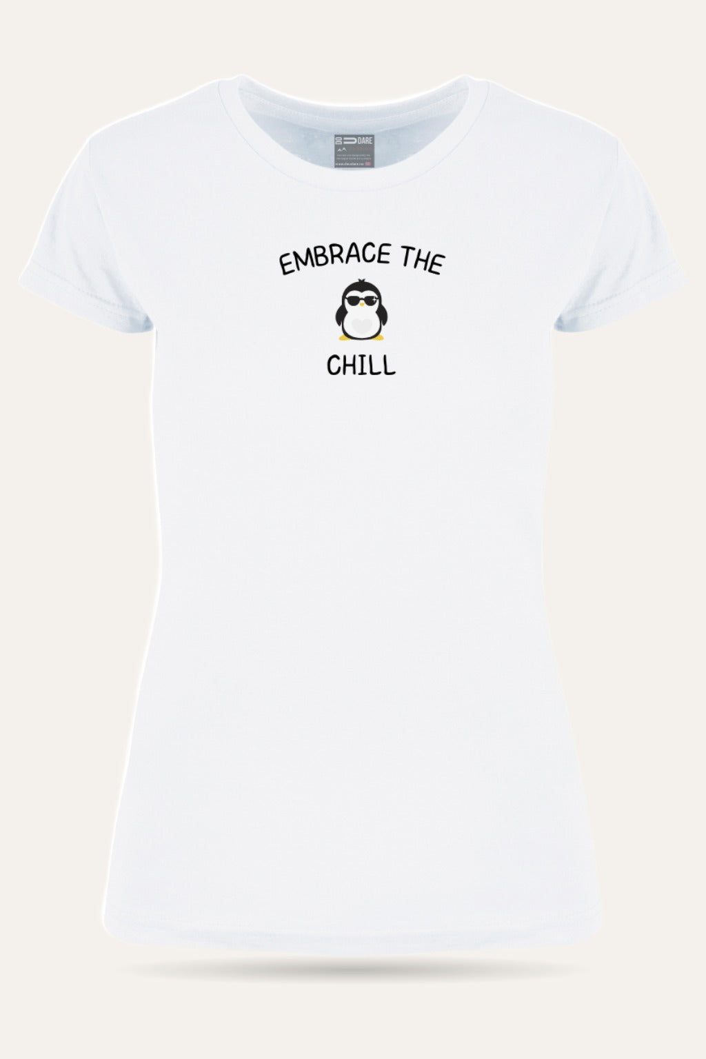Embrace the Chill t-skjorte dame i hvit sett forfra – viser passform og trykk – Fjord Vibes