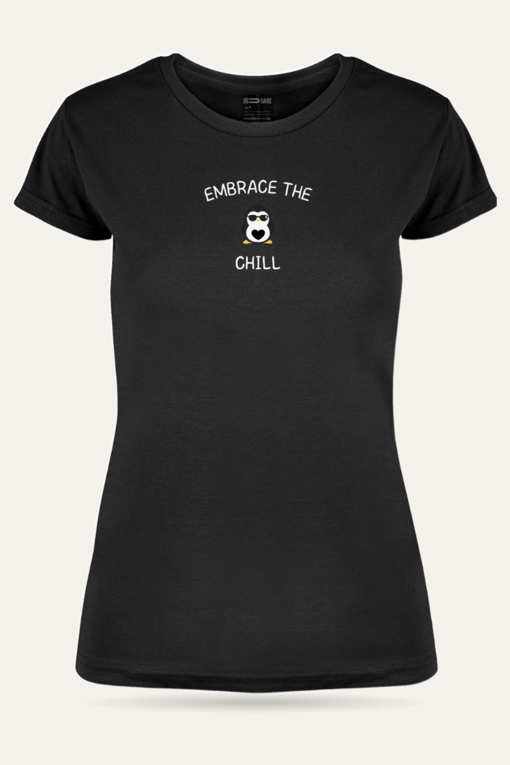 Embrace the Chill t-skjorte dame i sort sett forfra – viser passform og trykk – Fjord Vibes