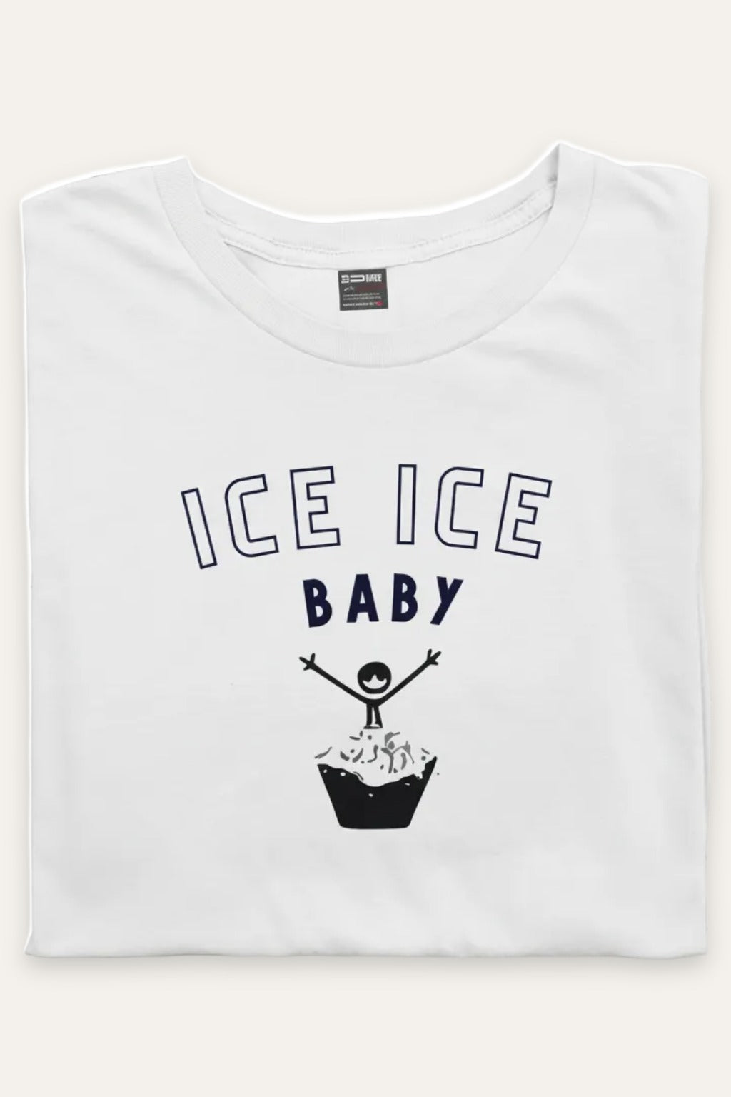 Sammenbrettet Ice Ice Baby Isbading t-skjorte unisex i hvit – viser trykket – Fjord Vibes