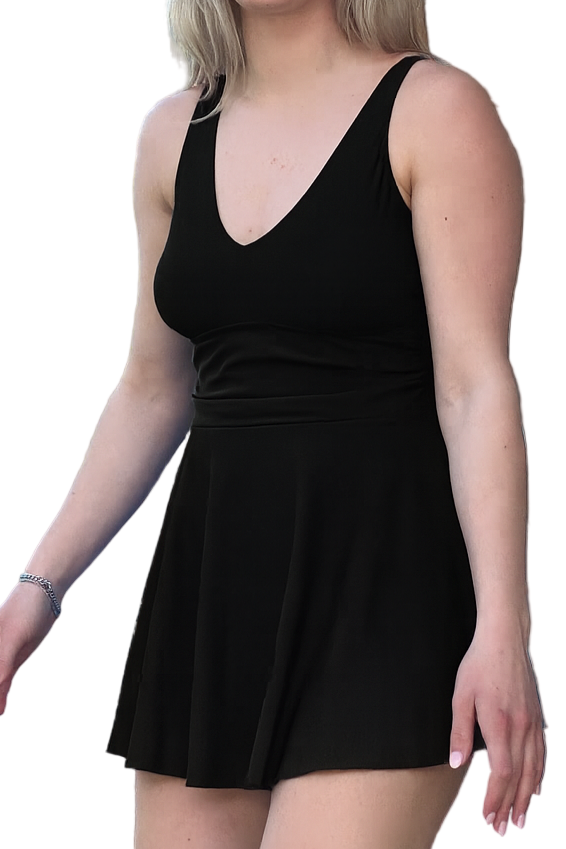 Dame som har på svart marilyn badekjole fra fjordvibes - DoUdare