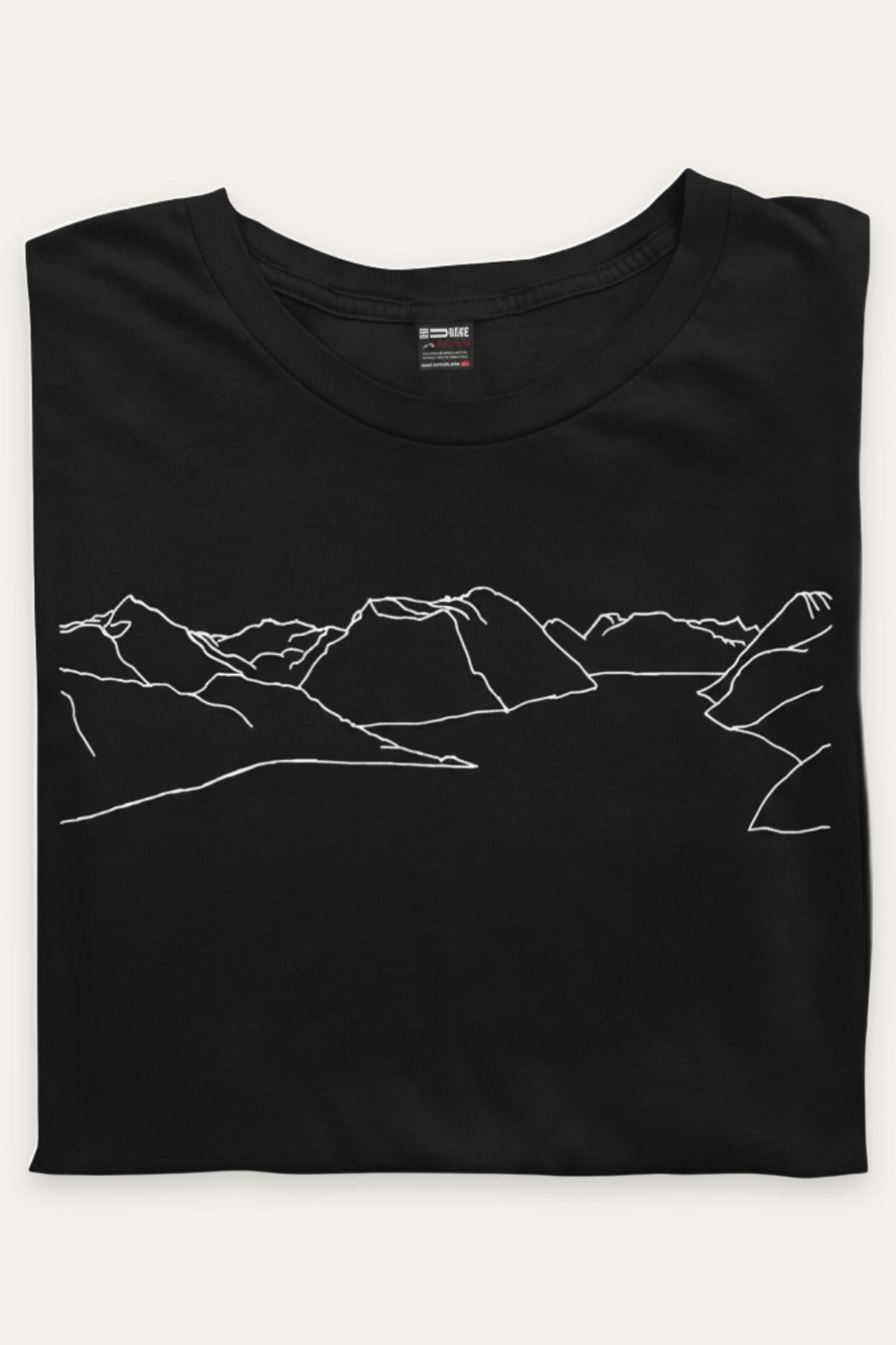 Sammenbrettet Mountains t-skjorte unisex i sort – viser trykket – Fjord Vibes
