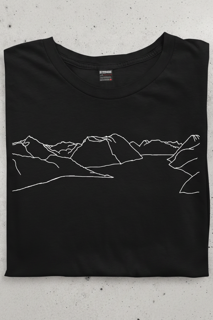 Mountain tee - unisex - DoUdare - svart unisex t-skjorte med skisse av fjell over brystet
