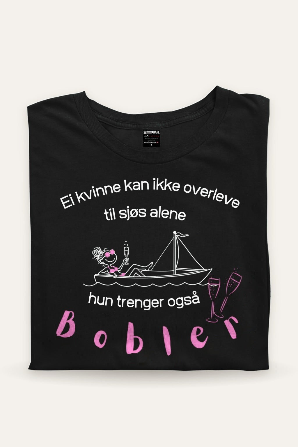 Brettet prosecco t-skjorte i sort med hvit tekst og rosa Bobler, båtmotiv: Ei kvinne kan ikke overleve til sjøs alene, hun trenger også bobler – Fjord Vibes